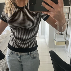 Tröja zara - Säljer den här jätte fina tröjan från zara! Jätte bra skick🥰 storlek s men är i ett stretchiga material!