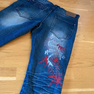 Jeans med tryck - asfeta jeans med tryck på benet och fickan, står storlek 170/15 år men passar typ xs-s. lite för långa på mig som är 157, funkar för 160+. vid köp av 2 eller fler par jeans får du rabatt. möter upp i stockholm, annars står köparen för frakten <3