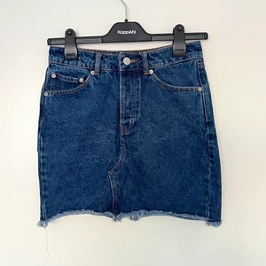 Jeanskjol  - Blå jeanskjol från Bik Bok, passar perfekt till sommaren! Har använts 1 gång tidigare. Ingen retur. Alla plagg som säljs tvättas noga innan leverans! Det är bara att skriva om du har några frågor! <3