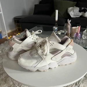 Nike Air Huarache - Fint skick, använda 2-3ggr, super sköna! Jag är storlek 38 men dessa i 39 passar perfekt!
