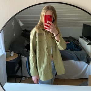 Skjortjacka - Trendig skjortjacka från na-kd!! Stl: 36 men något stor i storleken