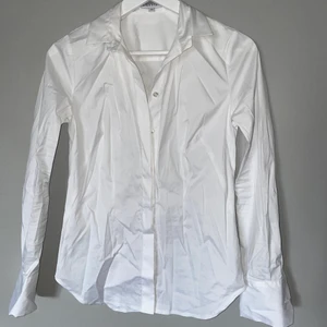 Figursydd skjorta 34B - Personlig passform från SheSize till kupa B, storlek 34.