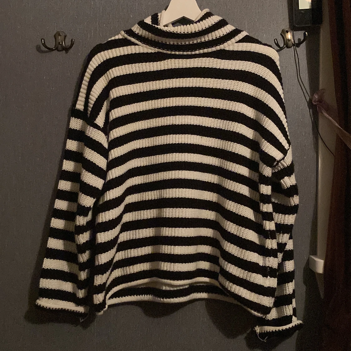 Stickad tröja med krage