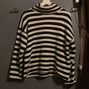 Stickad tröja med krage  - Svart/vit randig stickad tröja med en liten krage. Väldigt lite använd.  