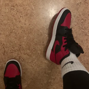 Jordans - I super bra skick, knappt använda! Storlek 36,5 och låda medföljer. Bara och höra av er vid ev frågor🤎