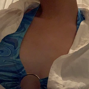 Färgglad sommar tröja - Såååå fin blå tröja nu till sommaren i storlek S! 