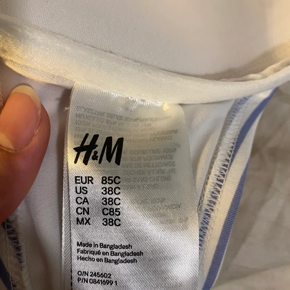 Säljer denna bikinitopp från H&M som aldrig kommer till användning då den är för stor. Det är strlk 85C. Köpt för 199kr, säljer för 60+frakt. . Övrigt.