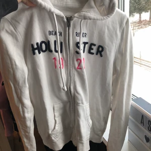 Vintage hollister zip hoodie - Vintage ziphoodie, tvättas såklart innan den skickas iväg. Storlek: s. För fler frågor, skriv till mig privat !köparen står alltid för frakten💕💕