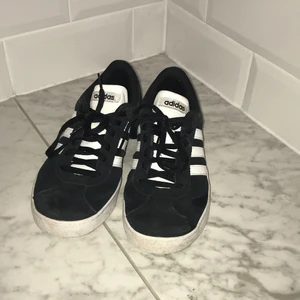 Adidas - Nu säljer jag min nästan helt oanvända skor, dom är som i nästan nytt skick och är väldigt fräscha 😊