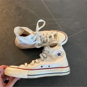 Vita Converse - Säljer nu mina vita höga converse i super fint skick! Nypris ligger på mellan 600 till 700kr. Hör av er vid fler frågor🌸💓