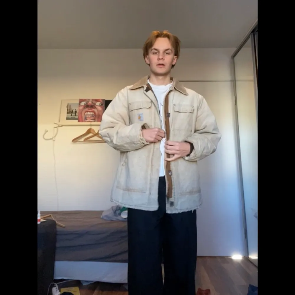 Sliten arbetskarls från carhartt. Otroligt cool men lite för stor för min smak. Jag är 177, gillar du oversized är den asbra men ja vill ha lite mindre. Fodrar så lite varmare, perfekt till våren. Fraktar bara. Fråga om det är nåt!. Jackor.