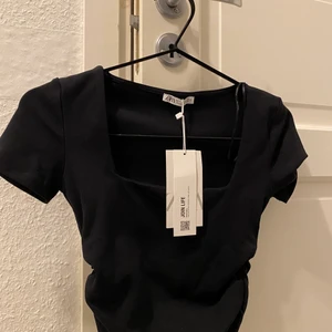 Trendig svart topp från Zara - En jättefin topp som är helt oanvänd, lappen sitter kvar. En topp som är slutsålt i flertal butiker och på hemsidan i denna storlek. Säljer då det inte funnits ett tillfälle för mig att använda den. Köparen står för frakten. DM för fler frågor :) Om många är intressade kanske jag har budgivning. Annars köp direkt för 200kr + frakt