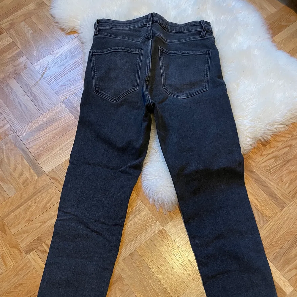 Säljer mina svarta jeans från Zara,☺️💕 de är storlek 38 men skulle säga att de sitter mer som 36. De är straight modell, mid/high rise och kortare i längden. Är några cm korta på mig som är 170cm lång (Kom privat för mer bilder eller detaljer)💛. Jeans & Byxor.