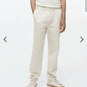 Arket Linen Drawstring Trousers  - Säljer mina linnebyxor ifrån Arket, använda under sommaren 2021.  Nypris:790 kr, säljer för 250 + frakt. Storlek 48. 