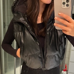 Skinn väst - Säljer nu denna fina skinn väst från H&M, croppad modell med fickor och luva, jätte snygg och perfekt nu till våren. Storlek S. Säljer för 150kr + frakt 📦 