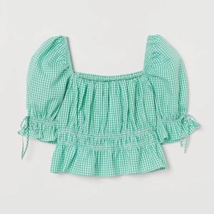 Grön topp - Säljer en grön topp från hm💚 köpte i somras använd fåtal gånger på grund av fel storlek 