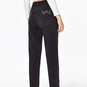 Svarta Jeans  - Har inte använt de så himla mycket. Men de är 101 cm långa. Ganska sköna och är jätte snygga. Jag tycker att dem är för korta för mig. Köptes för 209kr på SHEIN :)