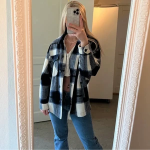 Jacka zara  - Säljer denna vår jacka! Den är ifrån zara och i storlek S köptes för 400kr men säljs för 150kr