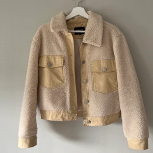 Vårjacka  - Beige vårjacka från Only i storlek M🤍 100kr  + frakt 