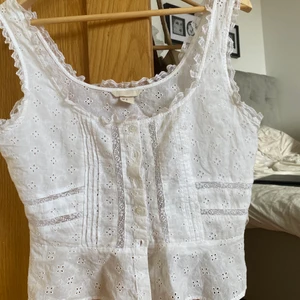 Blus - Super sött blus nu till vår och sommar! Väldigt bra skick! Storlek 40 men passar mig som har s vanligtvis 