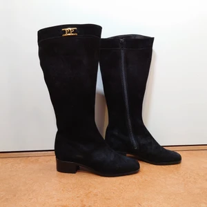 Svarta stövlar - Svarta stövlar i väldigt fint skick! Insidan är mjukt foder. Kostat några tusenlappar nya. Passar 37🌱