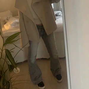 Low waist jeans  - (Första två bilderna är lånade) Säljer dessa grå lågmidjade jeans som tyvärr var för korta på mig som är 167cm. Annars väldigt snygga!! Går att köpa direkt vid snabb affär 