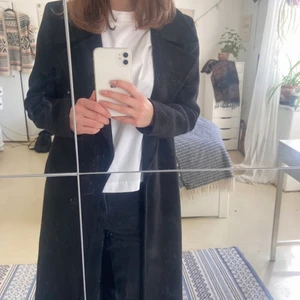 Kappa från Massimo Dutti - en svart fin kappa från Massimo Dutti i storlek XS. Jättefin men är för liten därav säljer jag den. 70% ull