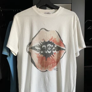 OUR LEGACY T-shirt - OUR LEGACY show t-shirt, orginalpris 1000kr. Bra skick använd några få gånger. Säljer då den är för stor för mig. Grymt material i cotton. Perfekt för sommarn. Storlek 46 (S/M är oversize) passar bra till längder 170-180.