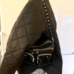 Nunoo Bag🖤 - Super snygg och trendig Nunoo väska. Köptes för ett år sedan, nypris 1500kr✨Väldigt bra skick och rymlig väska! Skriv för fler bilder😍😍👜Kan mötas upp i Stockholm men annars betalar köparen för frakt🤍