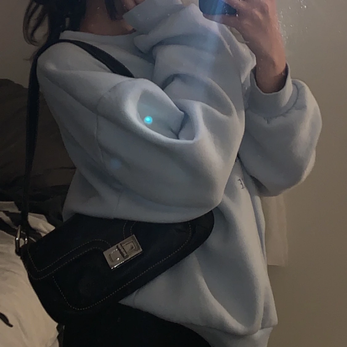 En ljus blå sweatshirt från gina - 90