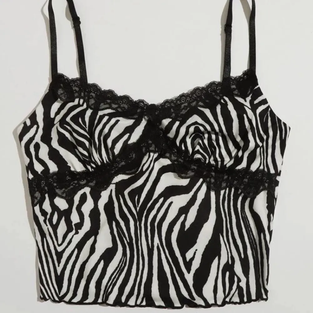 Snyggt linne i zebra mönster, justerbara band. Kommer inte till användning 🖤. Toppar.