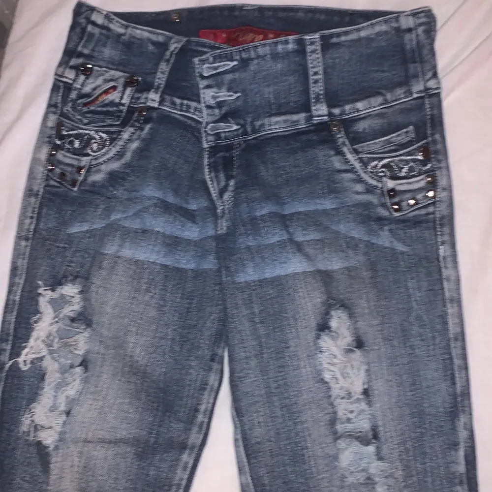 Ett par lågmidjade jeans med hål där fram. Bootcut. De är tyvärr för små för mig så har inte bilder med de på❤️. Jeans & Byxor.