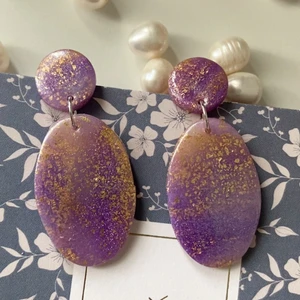 Örhängen  - Handgjorda örhängen av lera. Samfraktar. Kontakta för flera bilder eventuellt video. Storlek ca 6  cm Står ej för postens slarv Kontakta för nickelfri alternativ