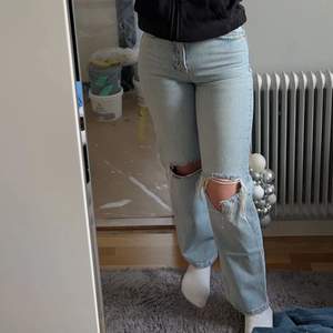 Säljer mina fina 90s high waist jeans i petite modell från ginatricot. Jeansen är i storlek 32, skriv för fler bilder 