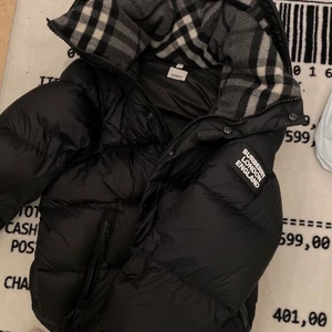 Burberry ligger jacka (Storlek M) - Väldigt eftertraktad ”Burberry puffjacka med avtagbara ärmar” i färgen svart och storlek M! Nästintil slutsåld överallt med nypris på ca 13000kr. Kvitto, dustbag och alla papper medföljer! 