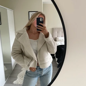 Beige vårjacka - Säljer min fina vårjacka från Stradivarius! Den är i storlek L, men sitter perfekt som oversized på mig som vanligtvis bär XS/S💞 Köparen står för frakten💞
