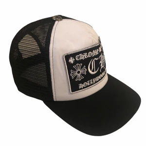 Chrome Hearts "CH Hollywood"  keps -  Skick: Anvämda ett fåtal gånger ser helt nya ut! Flaws: Inga Flaws!  DMa om du har någon fråga eller vill ha mer bilder!      Spårbar frakt | Skickas samma eller nästa dag | Postnord 66 kr  🌎 🚛!  #Evisu #Daicock #Vintage #y2k #cybery2k #seagull #bape #bbc #bapesta 
