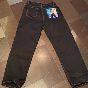 Eytys Benz ”Purple Velvet” Byxor Stl 32 - Eytys Benz ”Purple Velvet” Byxor Stl 32! Liten fläck på framsidan men går enkelt bort