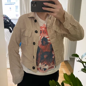 Linnejacka - Snygg vårig linne liknande jacka med mörka knappar! Passar storlek 34-36!