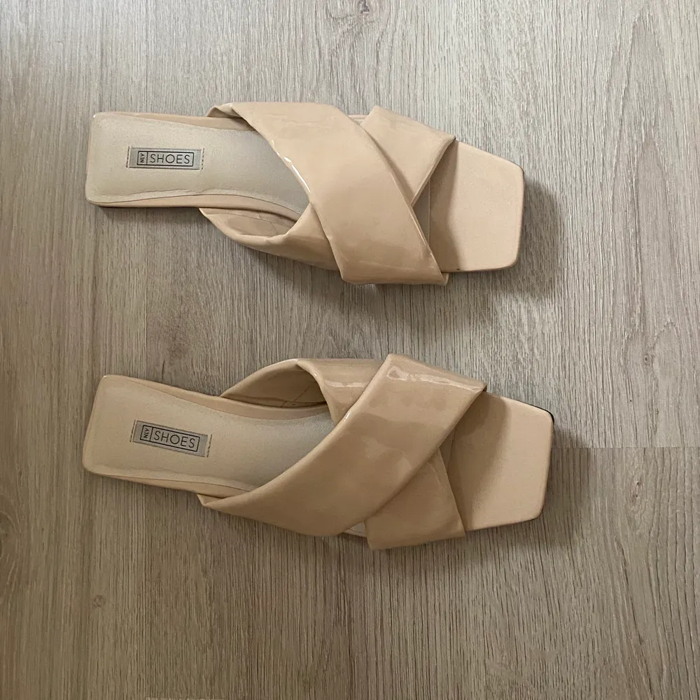 Säljer dessa då jag inte använder sandalerena längre. Köpa på Nelly för 300 kr och är endast använda ett fåtal gånger så de är i bra skick. Privat för fler bilder. . Skor.