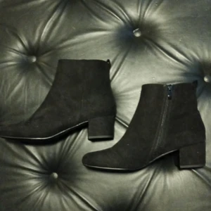 Skor  - Säljer ett par mocka boots eftersom dom va för små, strl 40, endast testade. Nypris 300. Mitt pris 200 inkl frakt 