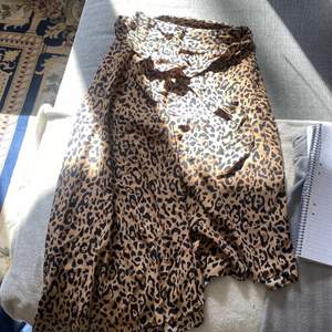 Fin leopard kjol