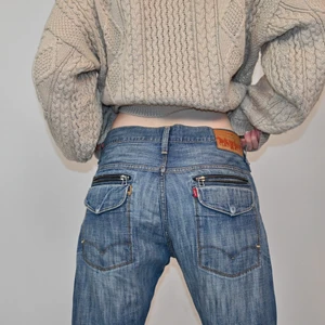 Jeans - jeans me dom snyggaste fickorna!! Från Levis<3  32/30 är storleken!💘
