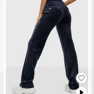 Juicy Coutre byxor - Intressekoll på mitt mjukisset i från Juicy Coutre. Storlek xs på byxan och S på tröjan! Får inte användning för dem och de är i nyskick, obs att silverplupparna har dock åkt av!💙 lånade bilder! Man köper både byxa och tröja!