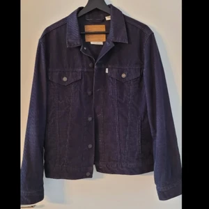 Levi's manchester overshirt - Fin manchester overshirt från Levi's i storlek M. Skick 8/10 lätt solblekt, annars fint skick! 