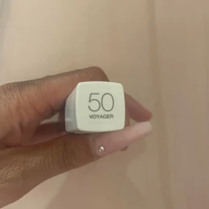 lip  - jag säljer lip. den helt ny jag har bara test på ett papper och kolla om den färg passar inte mig. så jag använd liten testa på papper. och kommer inte till anvämig. väljer att sälja den biligt istället. säljer den för 55 kt. frakt står köpare för själv och kan även mötas upp, och posta den.  pris kan diskutera vid snabb köp