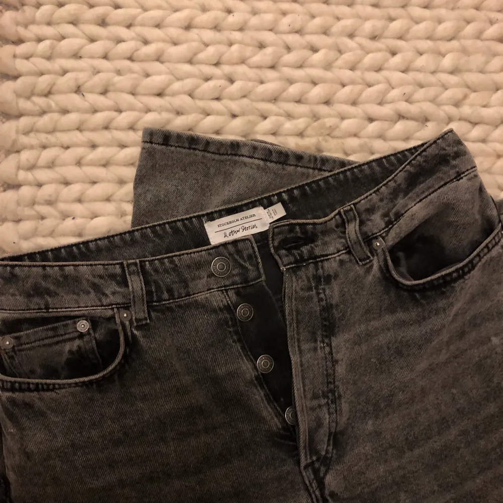 Jeans som är använda en gång, köpta för ett år sedan. Baggy fit men sitter tajt kring höfter och midja. Jeansen är längre i benen, jag är 177 cm. . Jeans & Byxor.