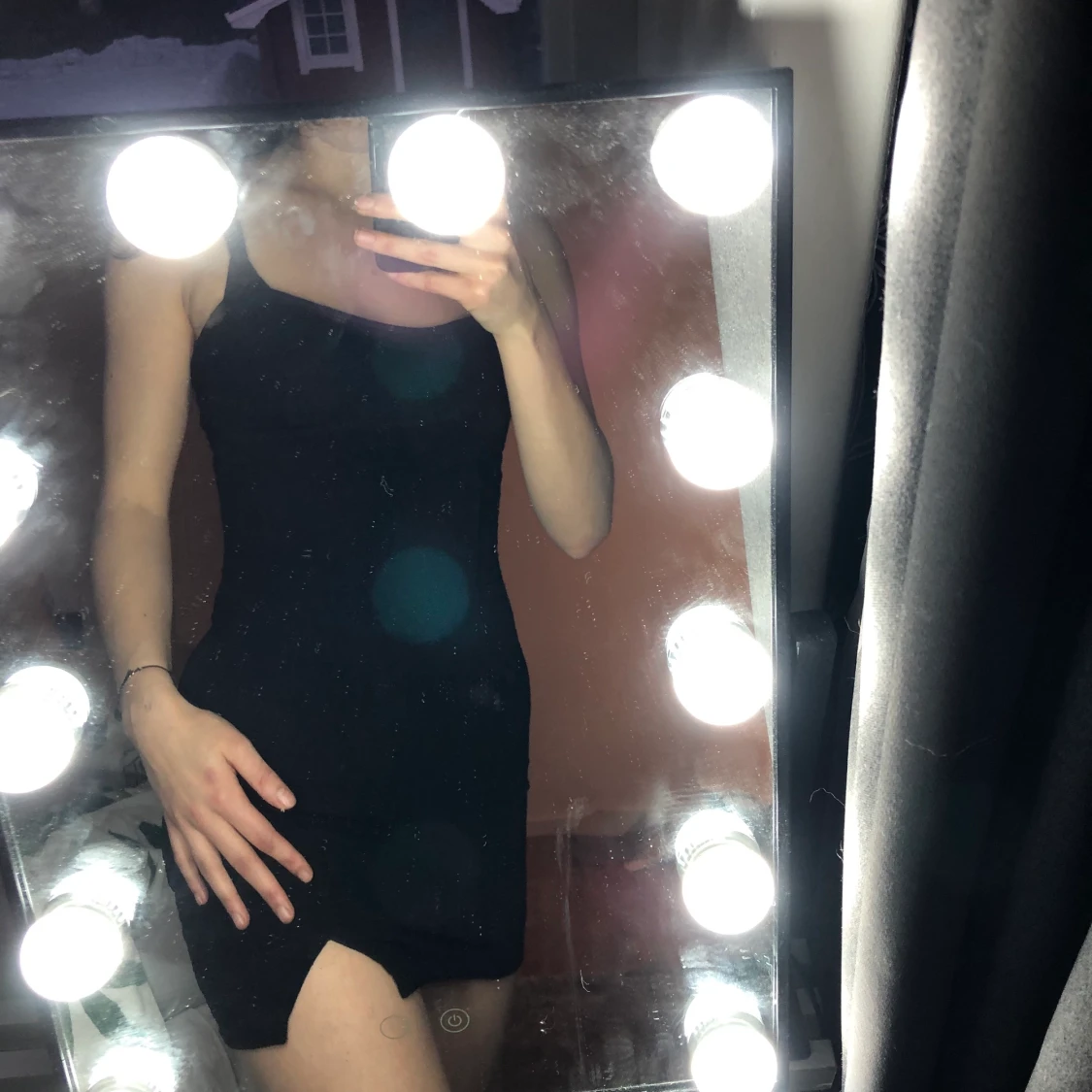 Svart slimmad klänning med slits 