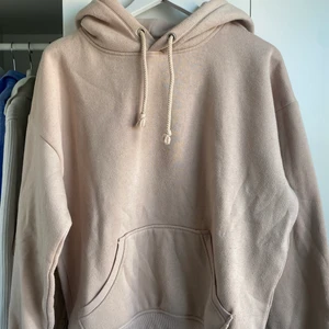 OVERSIZED HOODIE - En tjockare Hoodie i oversized passform. Bra skick förutom lite nopprig, men går att ta bort.