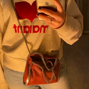 Stella McCartney väska!  - Säljer min fina stella McCartney väska som inte kommer till användning tyvärr! Hoppas att någon kan få bättre användning av den. Köptes för 6 månader sen för 6500kr på mytheresa! Väskan är självklart äkta och i toppen skick. Skriv privat för fler bilder eller frågor start bud på 3500kr. Äktehetsbevis medföljs självklart, dustbag också💞